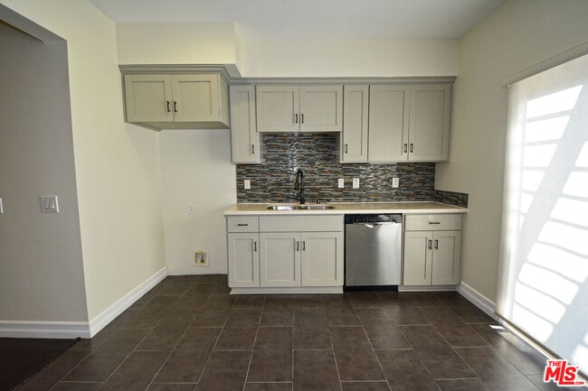 Building Photo - 1093 Avoca Ave