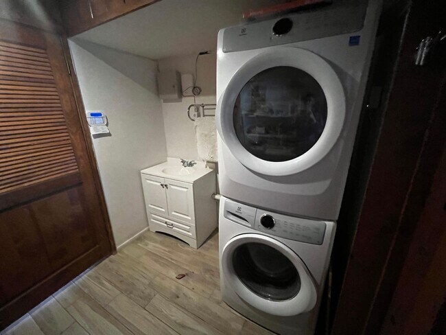 Building Photo - Unfurnished, 1-year long-term rental