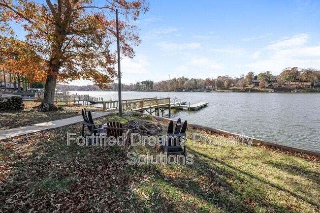 Building Photo - 395 Lake Dr