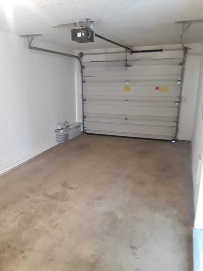 Building Photo - Adorable duplex in Prineville - all new in...