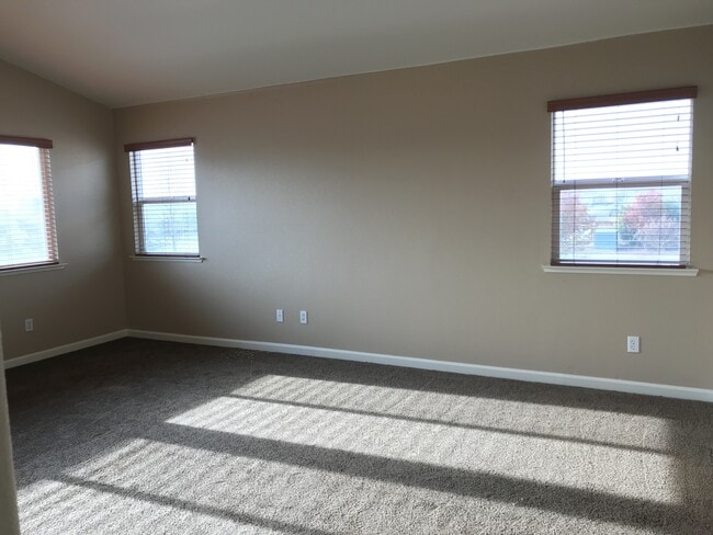 Building Photo - 1235 Bluegrass Ct