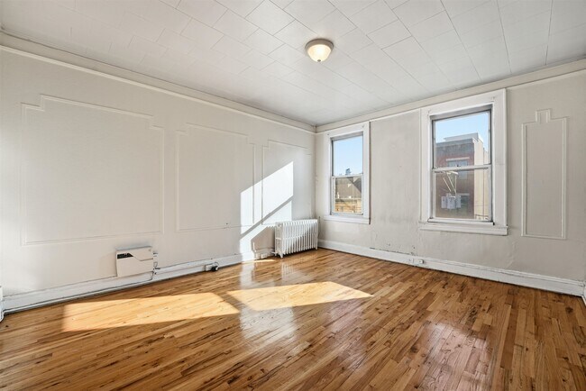 Building Photo - 532 Adams St
