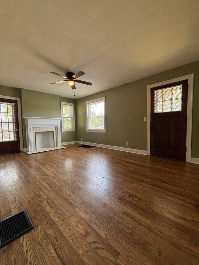 Building Photo - Beautiful Donelson Home!