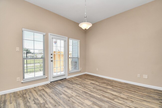 Building Photo - 2215 Bermuda Palms Dr