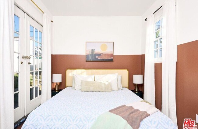 Building Photo - 818 Palms Blvd