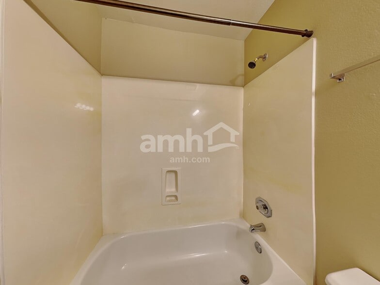 Building Photo - 1380 W Gail Dr