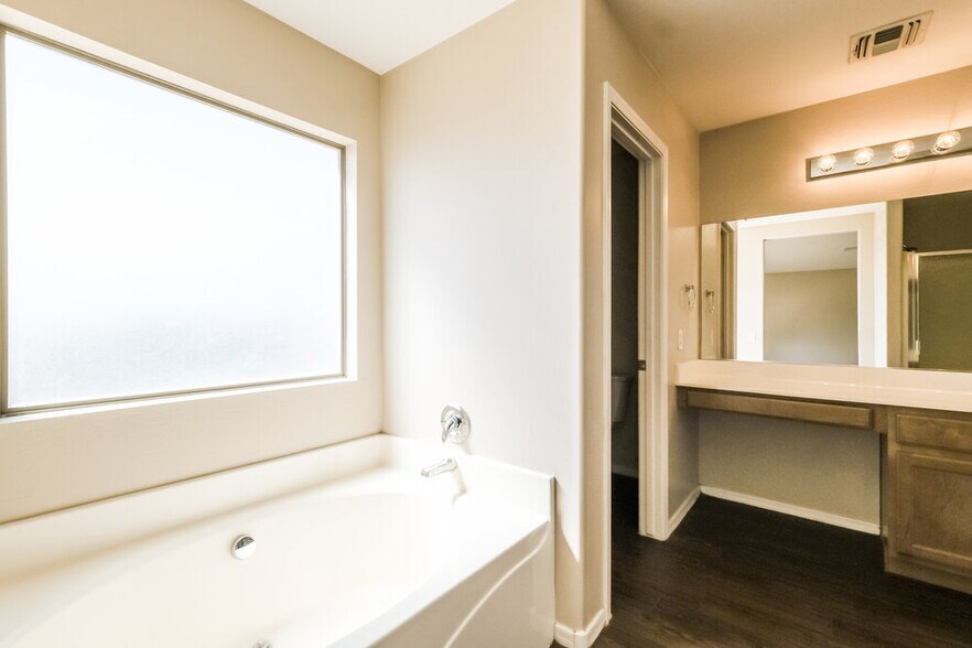 Building Photo - 4310 N 124th Ave