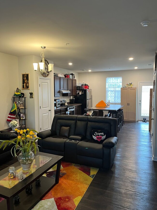 Building Photo - Modern 3BR/2.5BA Townhome in Trimble Meadows | LVP Floors | Stainless Kitchen + Island | Upstairs...