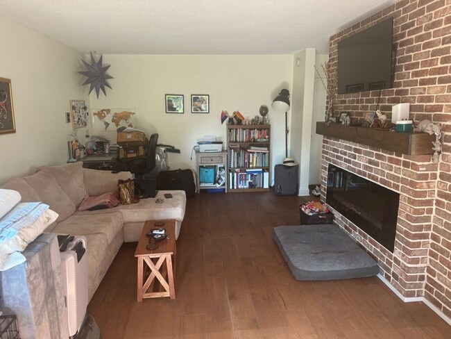 Building Photo - Gorgeous Modern Condo with Private Patio, ...
