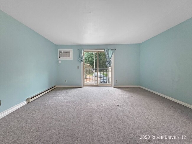 Building Photo - 2050 Ridge Dr