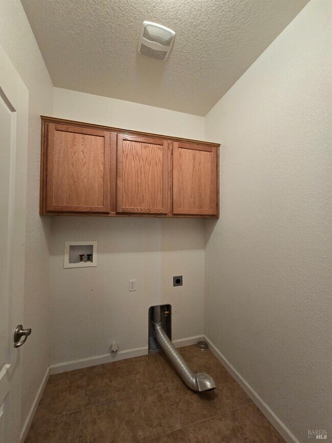 Building Photo - 548 White Pine St
