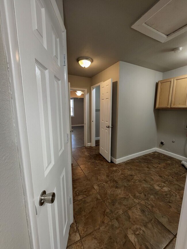 Building Photo - 3 Bedroom 2 Bath brick home in Shawnee