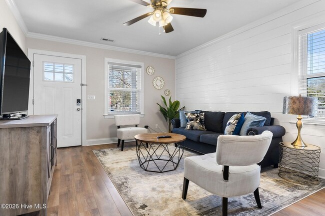 Building Photo - 720 Queen St