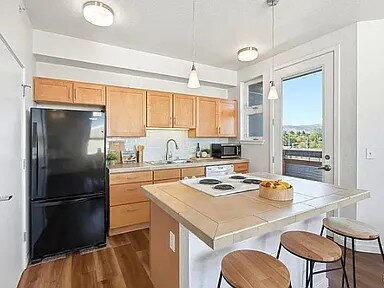 Building Photo - Now Available! Private room in 3 bed / 2 bath condo