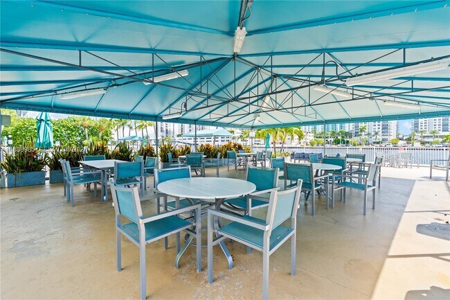 Building Photo - 800 Parkview Dr