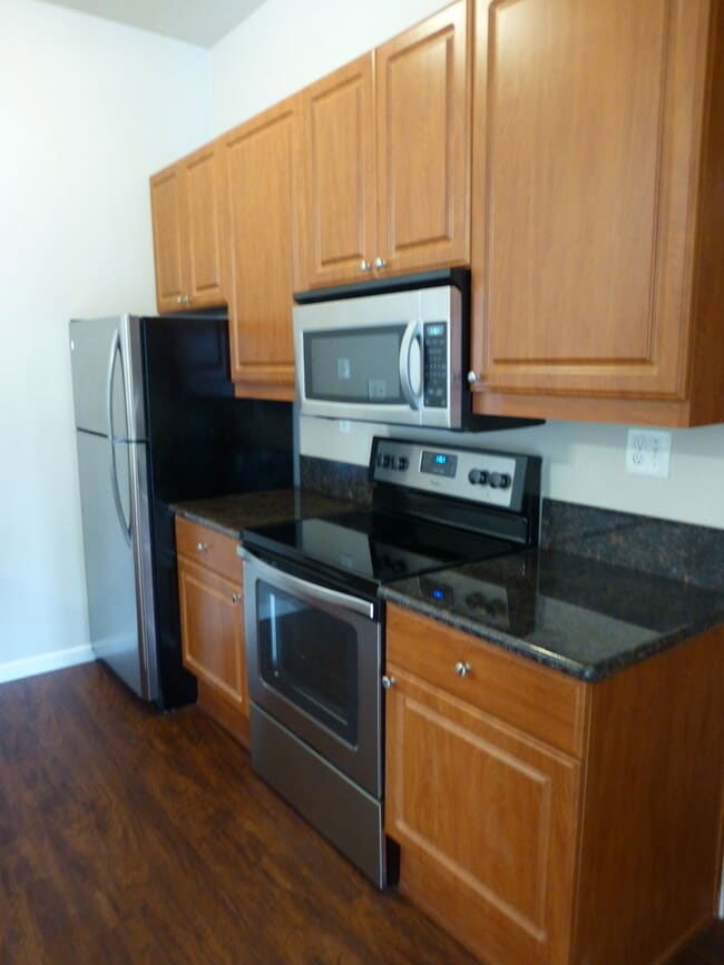 Building Photo - 2BD 2BA Condo with 2 Assigned Parking in P...