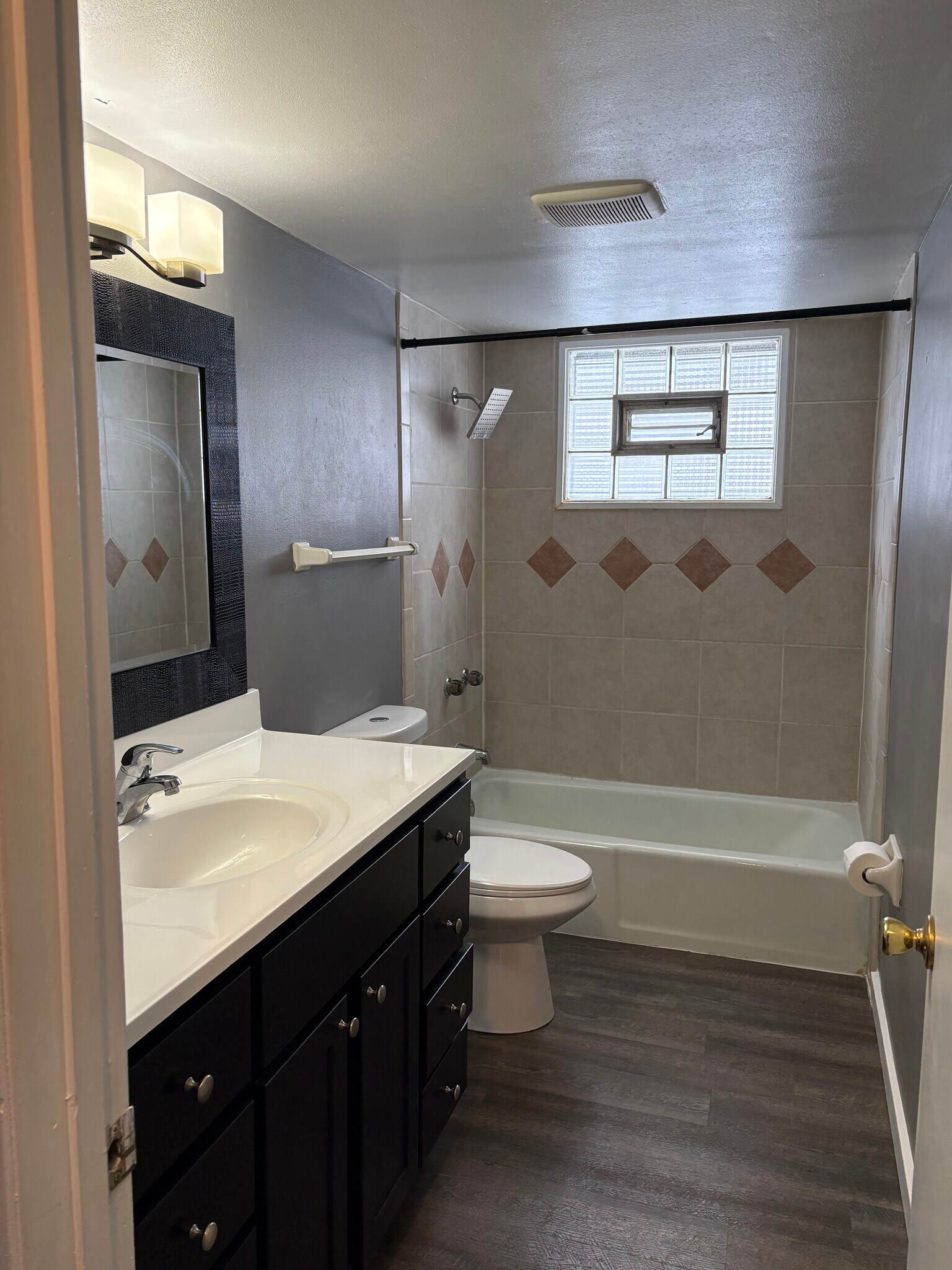 Building Photo - 218 E Laurie St