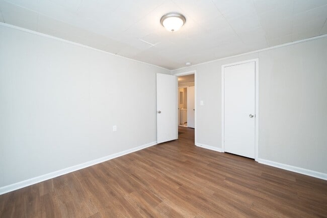 Building Photo - 510 W Lake Dr