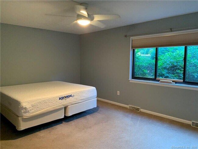 Building Photo - 13 Hills Ln