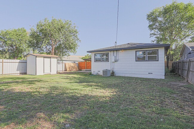 Building Photo - Pre Leasing for fall 2026! 4/2 in Medical District