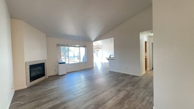 Building Photo - Charming 3 Bedroom / 2 Bathroom Home in NW Redmond