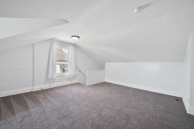 Building Photo - Newly Renovated 2 Bedroom Home With Bonus ...