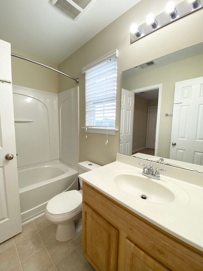 Building Photo - Beautiful 3 Bed 2.5 Bath House
