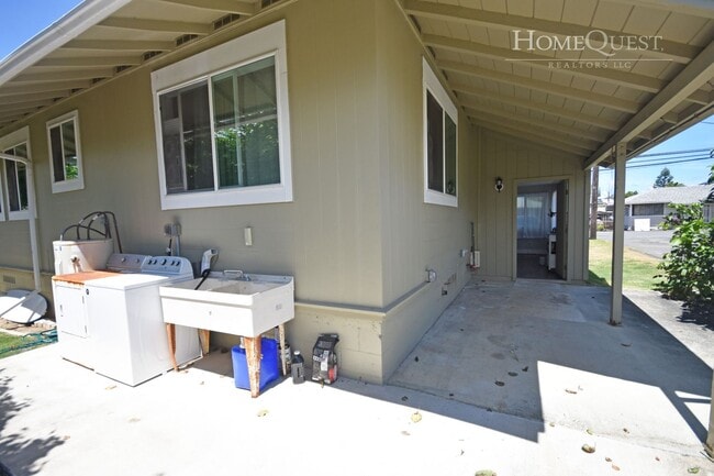 Building Photo - 443 Maluniu Ave