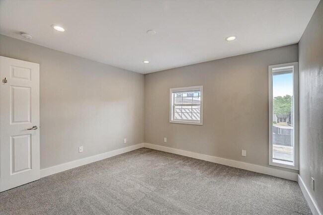 Building Photo - 935 La Posada Dr