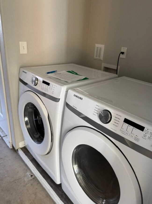 Building Photo - LIKE - NEW 3- BEDROOM TOWNHOME W/ GARAGE, FENCED YARD & PRIVATE 3RD BEDROOM OFF GARAGE