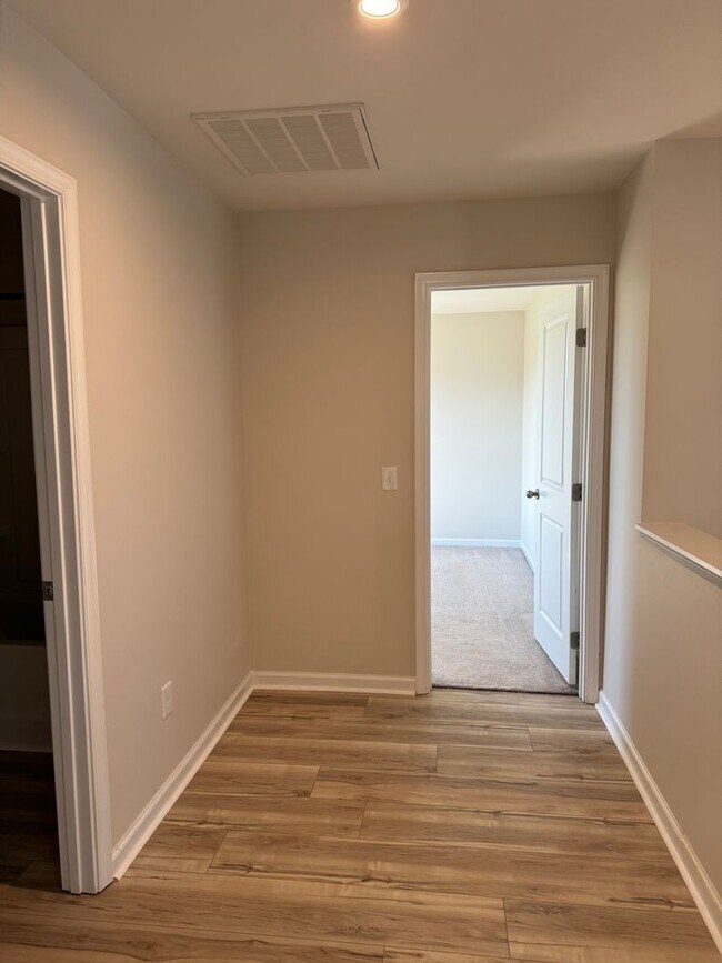 Building Photo - Price & Location!