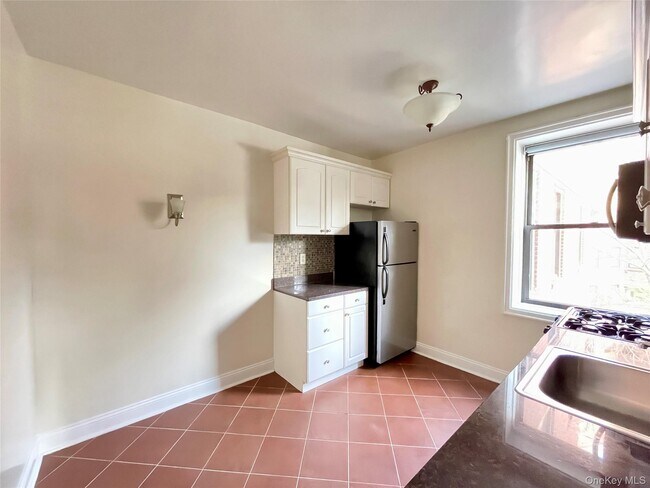 Building Photo - 321 Larchmont Acres