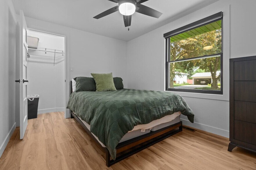 Building Photo - 1095 April Ln