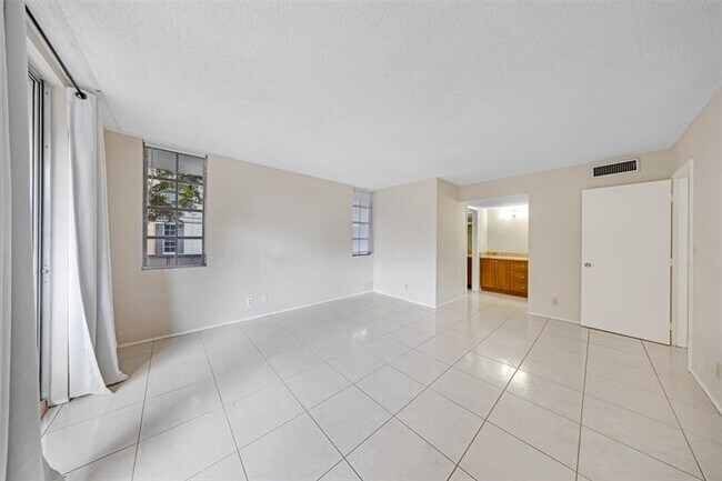 Building Photo - 2601 S Palm Aire Dr