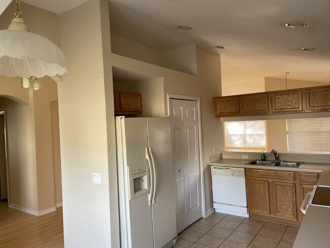 Building Photo - 3 Bedroom, 2 Bath Available Now in Beautif...