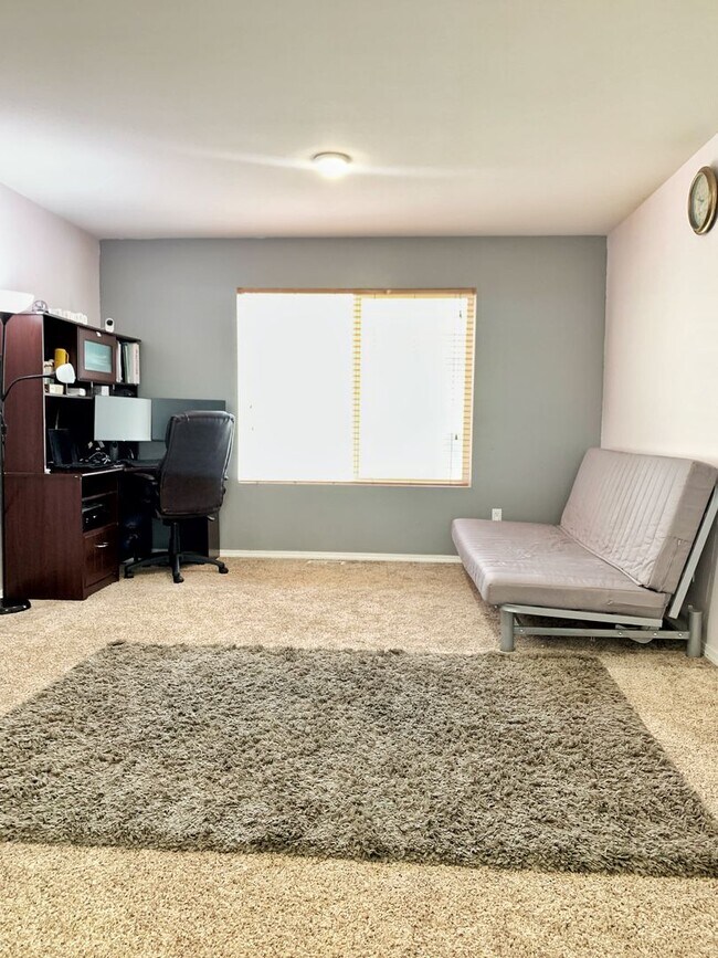 Building Photo - Remodeled Maple Woods Beauty
