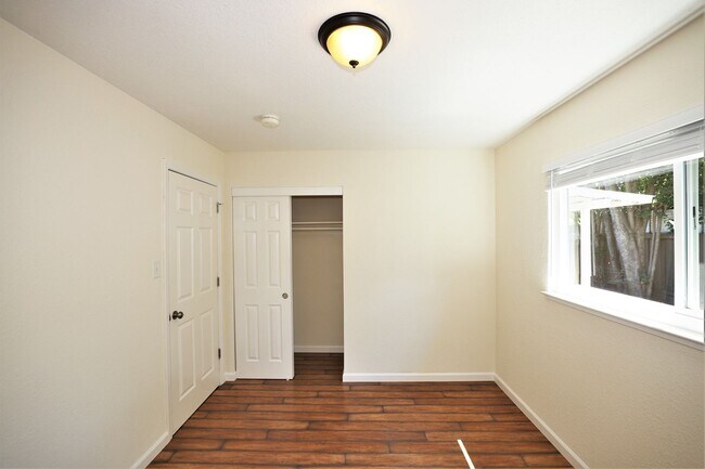Building Photo - Beautifully updated 2 bed/1 bath Duplex in Redwood City with yard Available NOW!