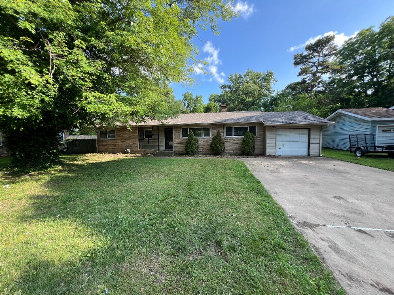 Primary Photo - 2121 W Wedington Dr