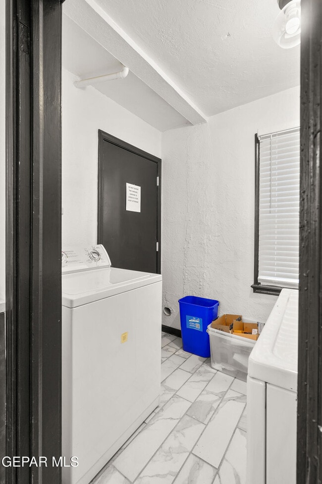 Building Photo - 614 Loretto Rd