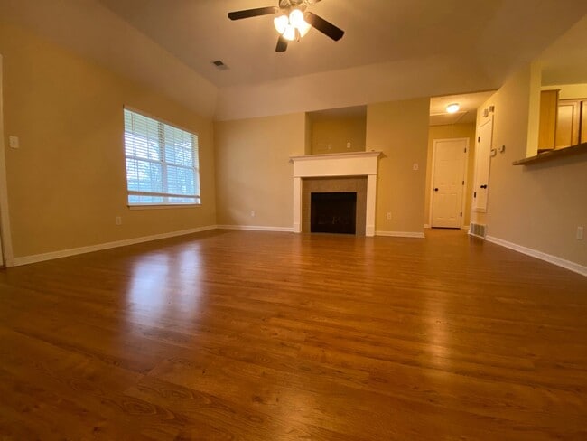 Building Photo - CUTE 3 BED 2 BATH HOME IN SPRING LAKE SUBDIVISION!!