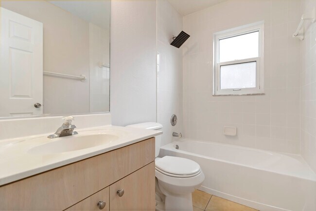 Building Photo - 1612 Summer Breeze Way
