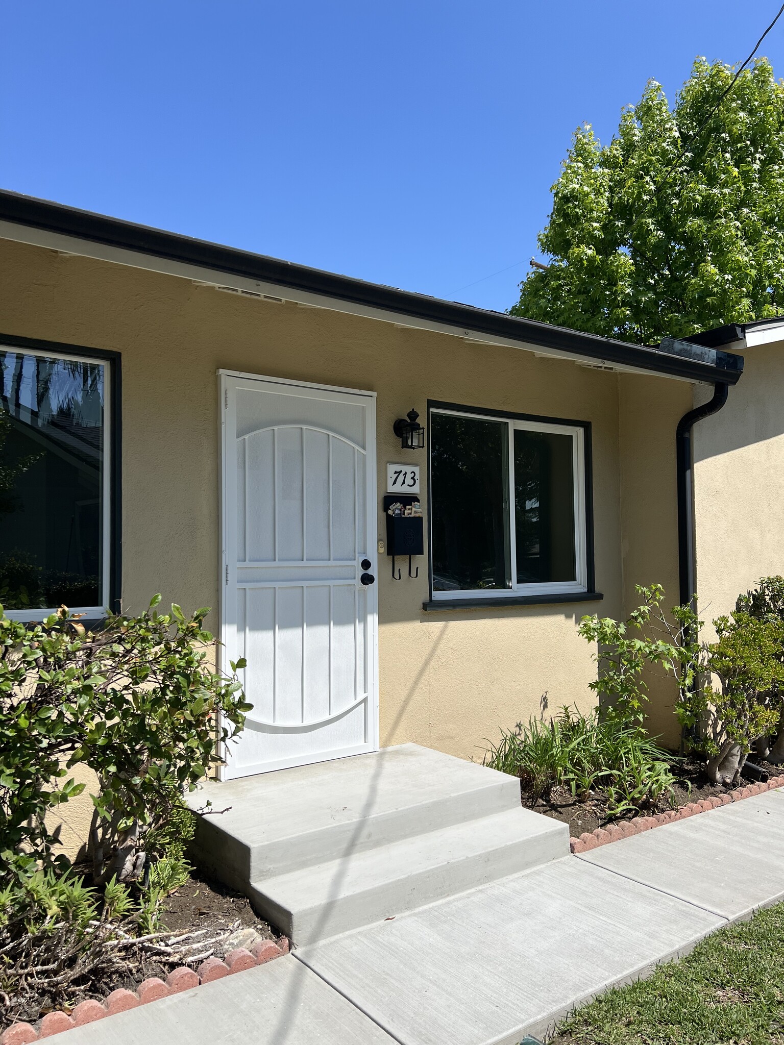 Outdoor - 713 W Colorado Blvd