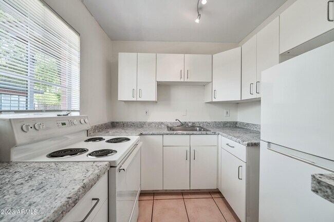 Building Photo - 841 N 6th Ave