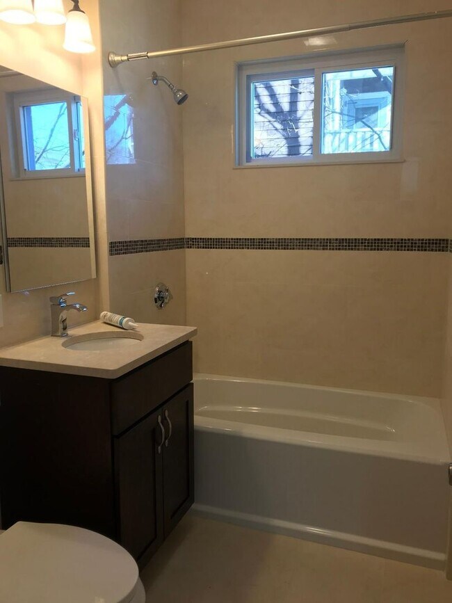 Building Photo - Spacious four bedroom apartment - Septembe...