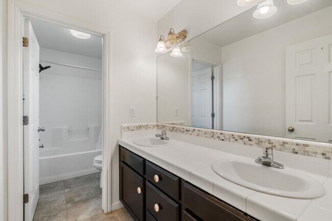 Building Photo - Newly Built 4/2.5 in Northwest Fresno Gate...