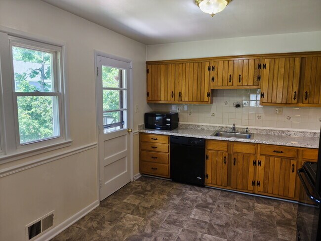 Building Photo - Centrally Located McLean Home with Ample S...