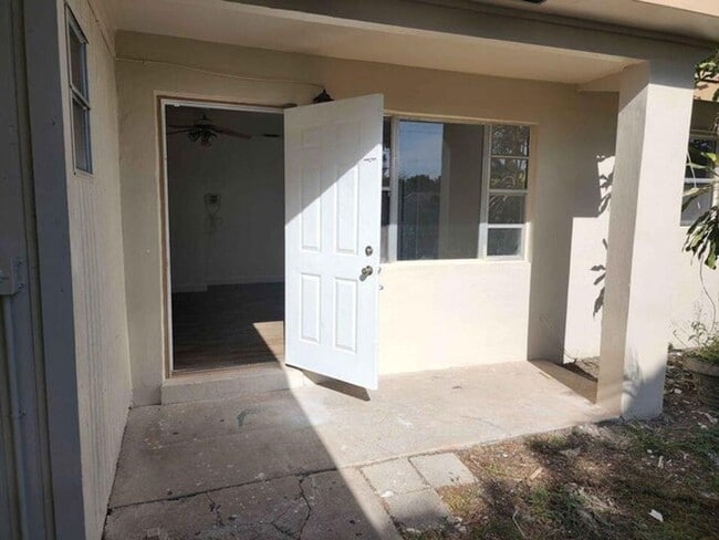 Building Photo - 117 SW 7th Ave