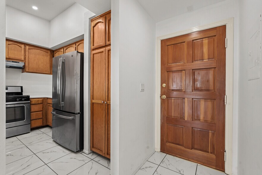 Building Photo - 1559 Winona Blvd