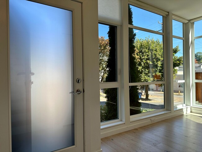 Building Photo - Stunning Central District Townhome