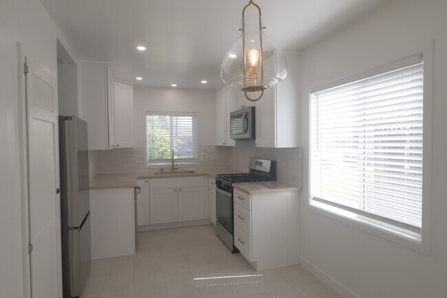 Building Photo - 11610 Oxnard St